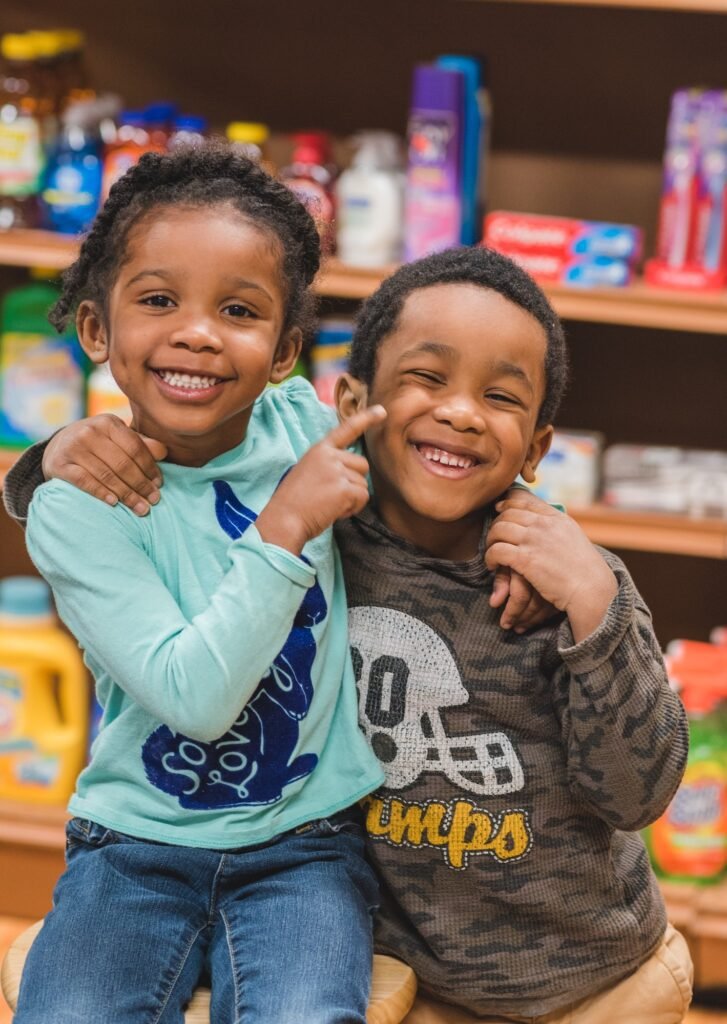 Enfants afro-américains, frères et sœurs, jouant ensemble et faisant des grimaces.