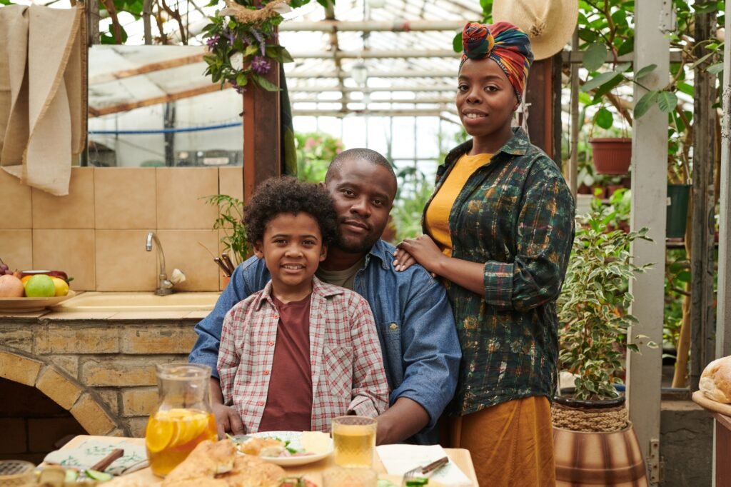 Famille africaine de trois personnes