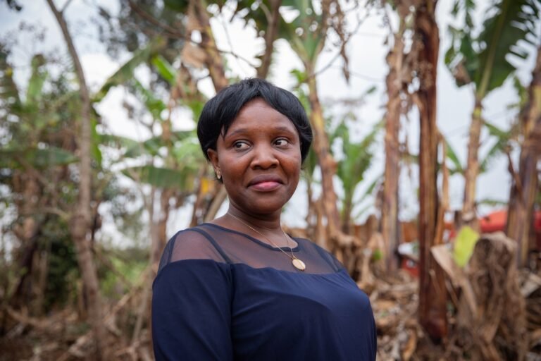 Portrait d'une femme africaine de 30 ans regardant au loin, l'expression confiante.