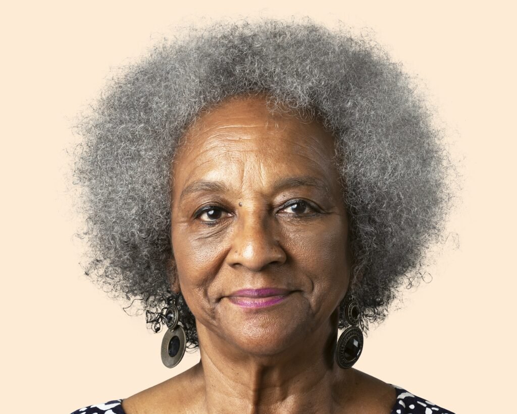 Femme âgée africaine souriante, portrait de face